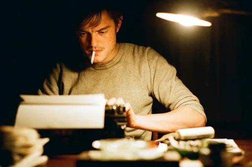 magia da escrita - sam riley em cena do filme on the road