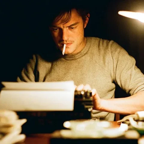 magia da escrita - sam riley em cena do filme on the road